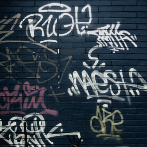 Aprende cómo limpiar grafitis o pintadas en portales y fachadas